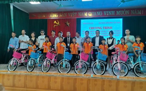 Tập đoàn Liên minh Group Việt Nam trao thưởng khuyến học cho học sinh Trường Tiểu học Hà Hải